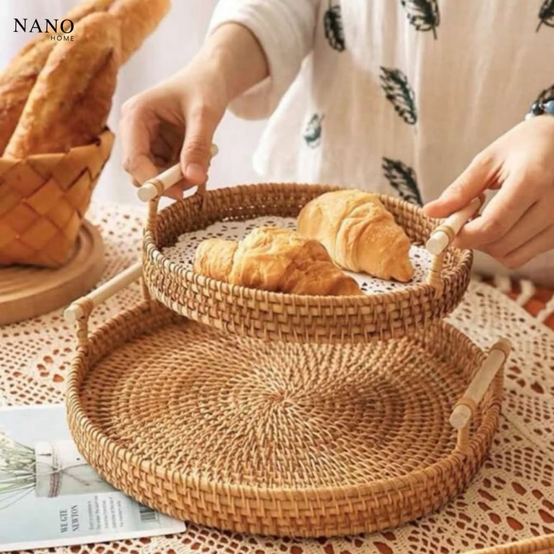 Bandeja Redonda de Rattan com Alças de Madeira – Organização e Charme Natural para Servir