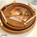 Bandeja de Rattan Redonda com Cabo de Madeira