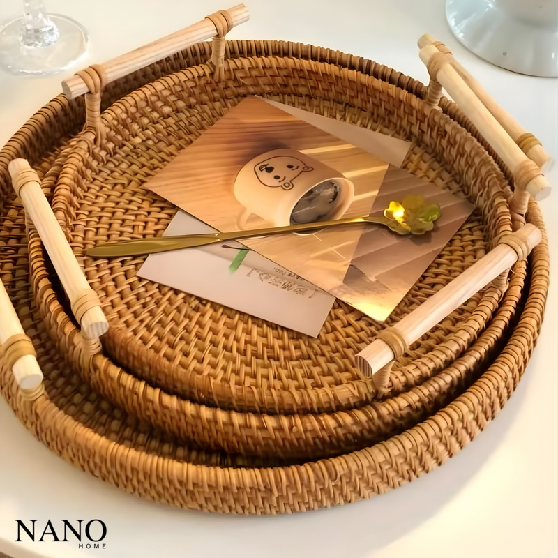 Bandeja de Rattan Redonda com Cabo de Madeira
