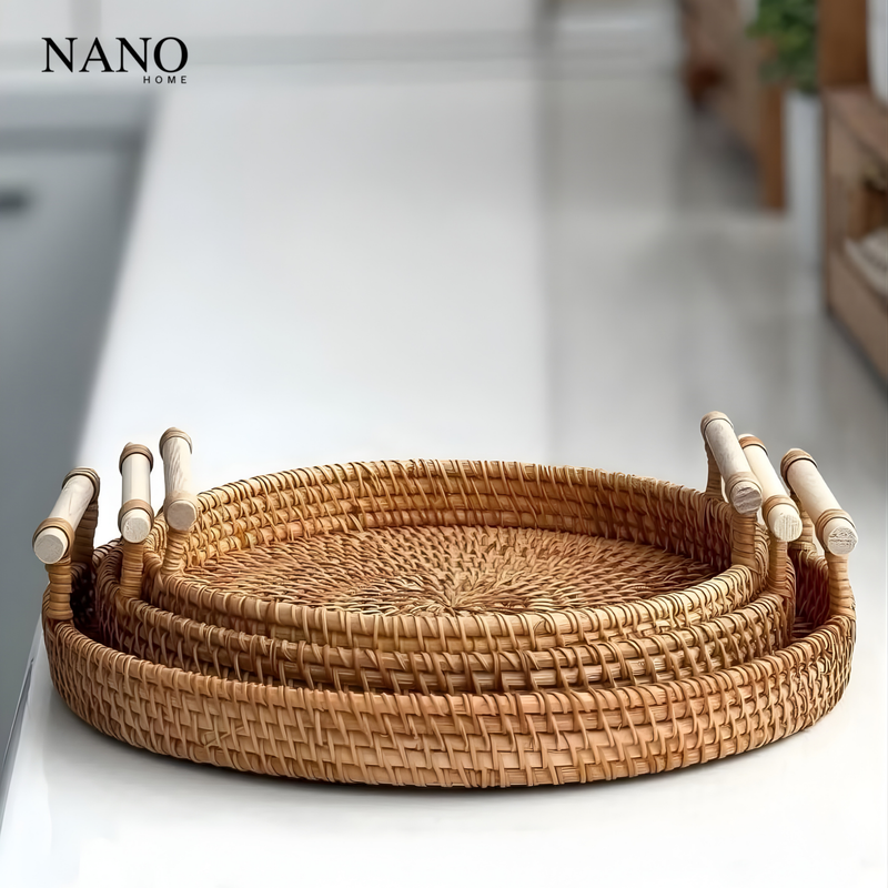 Bandeja de Rattan Redonda com Cabo de Madeira