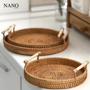 Bandeja de Rattan Redonda com Cabo de Madeira