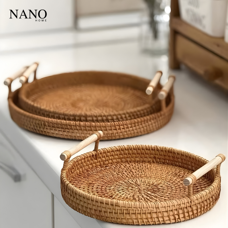 Bandeja de Rattan Redonda com Cabo de Madeira