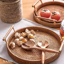 Bandeja de Rattan Redonda com Cabo de Madeira