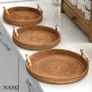 Bandeja de Rattan Redonda com Cabo de Madeira