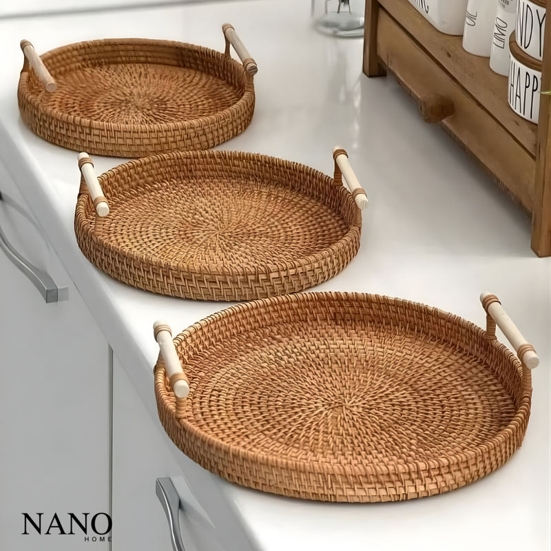 Bandeja de Rattan Redonda com Cabo de Madeira