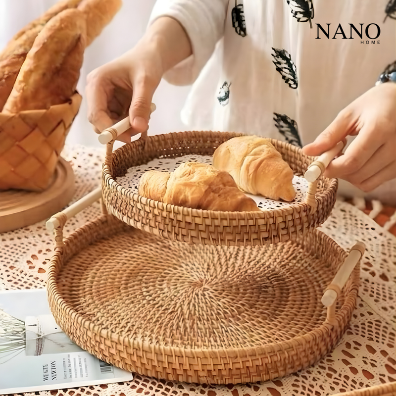 Bandeja de Rattan Redonda com Cabo de Madeira