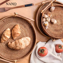 Bandeja de Rattan Redonda com Cabo de Madeira