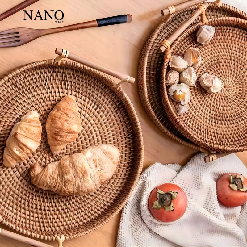 Bandeja de Rattan Redonda com Cabo de Madeira