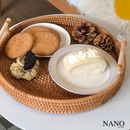 Bandeja de Rattan Redonda com Cabo de Madeira