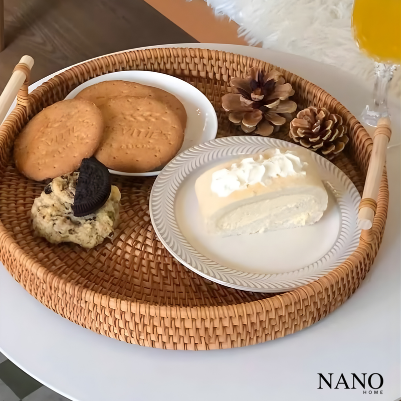 Bandeja de Rattan Redonda com Cabo de Madeira