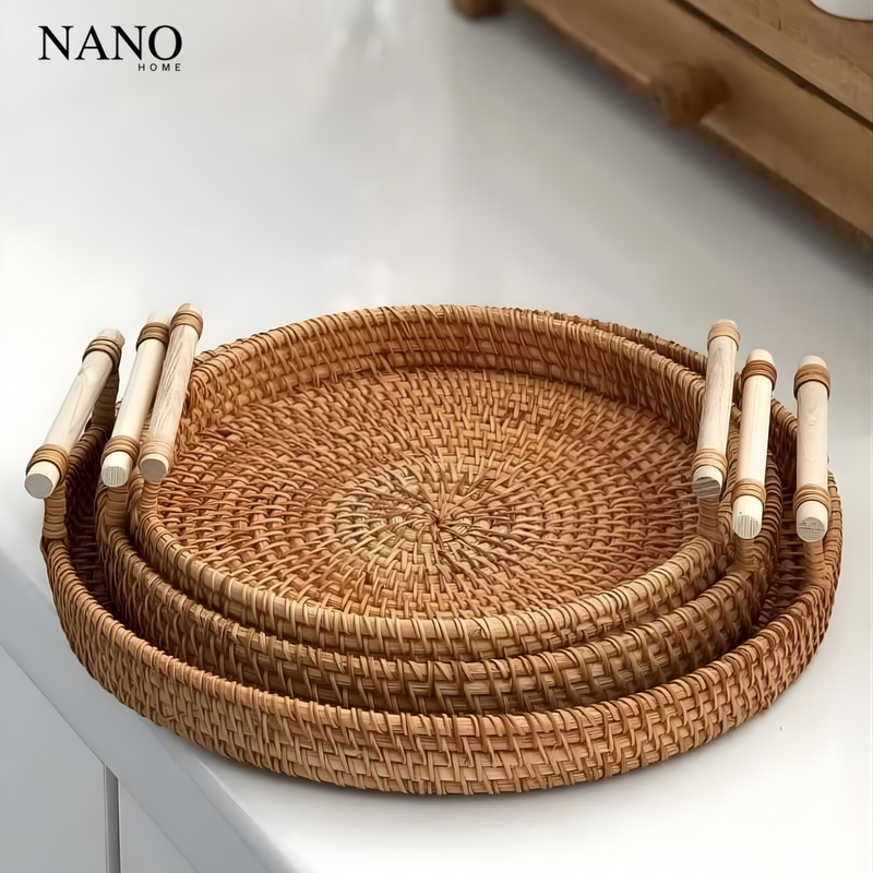 Bandeja de Rattan Redonda com Cabo de Madeira