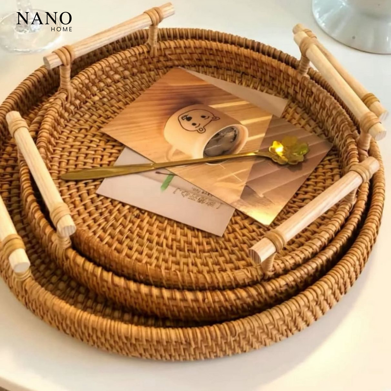 Bandeja Redonda de Rattan com Alças de Madeira – Organização e Charme Natural para Servir