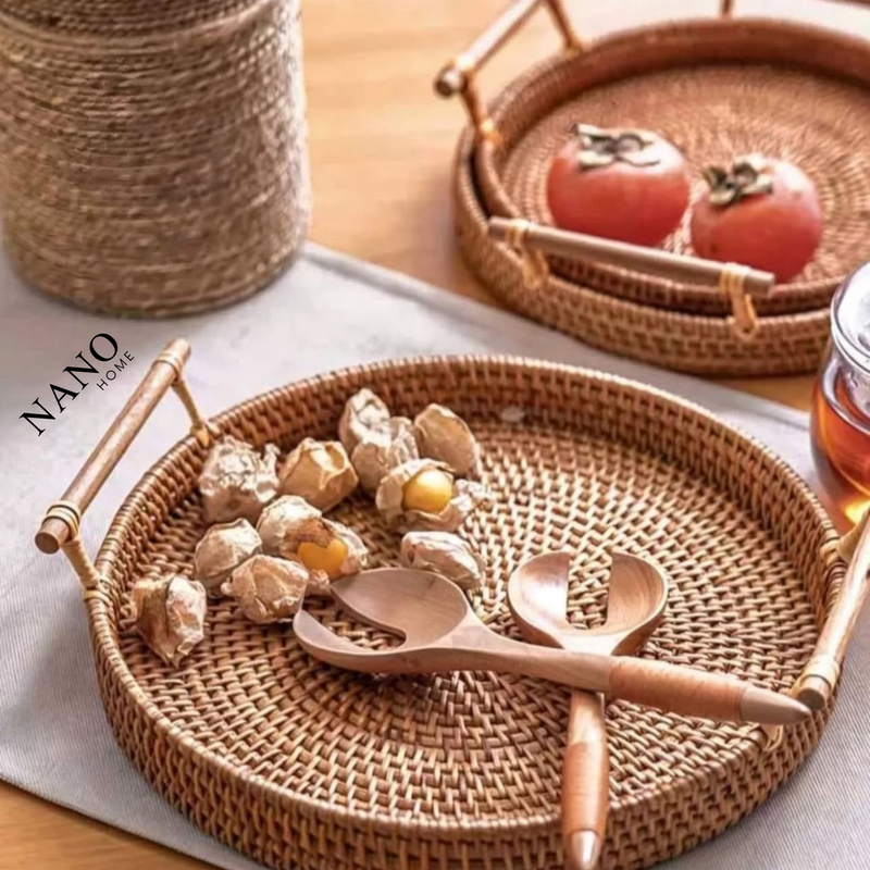 Bandeja Redonda de Rattan com Alças de Madeira – Organização e Charme Natural para Servir