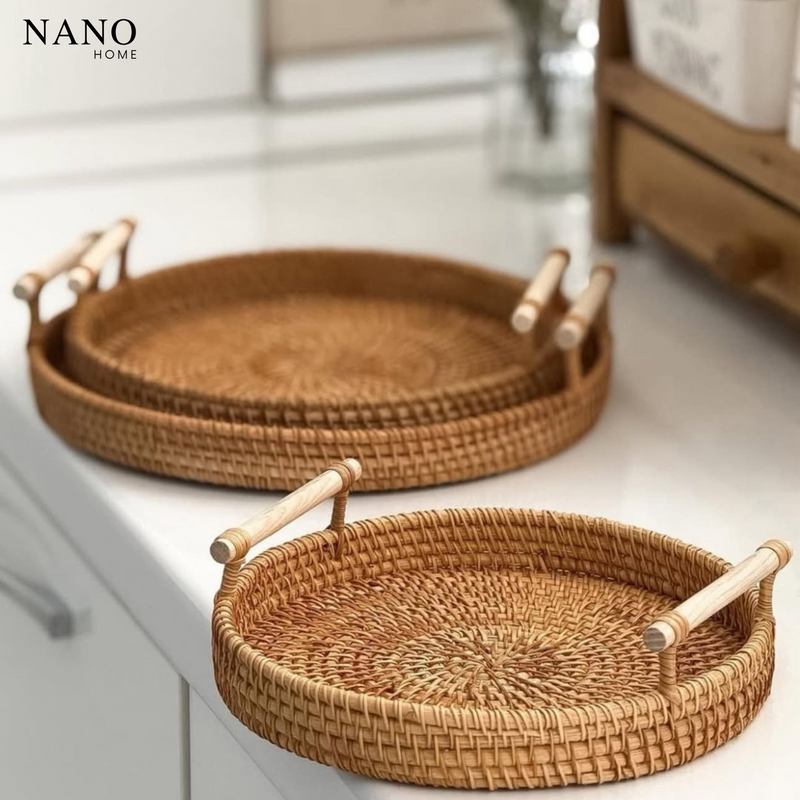 Bandeja Redonda de Rattan com Alças de Madeira – Organização e Charme Natural para Servir