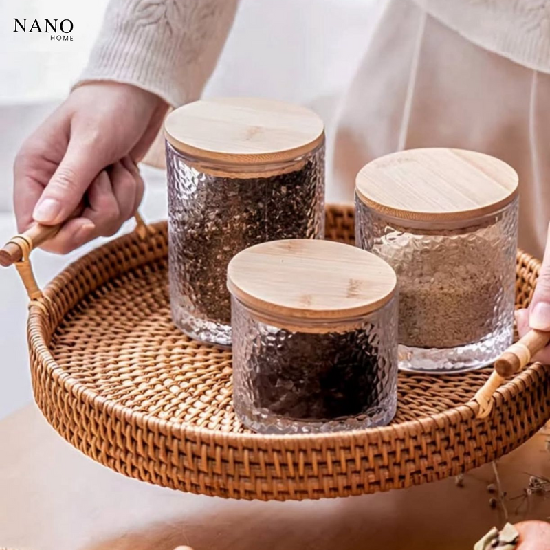 Bandeja Redonda de Rattan com Alças de Madeira – Organização e Charme Natural para Servir