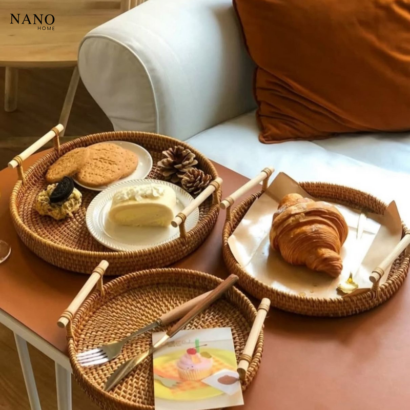 Bandeja Redonda de Rattan com Alças de Madeira – Organização e Charme Natural para Servir